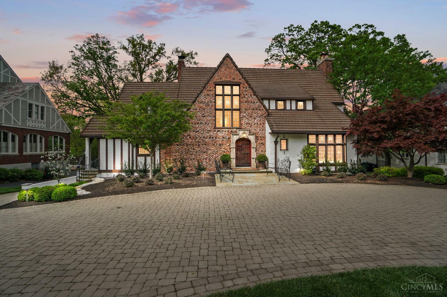 Property Photo: 3112 Victoria Avenue OH 45208