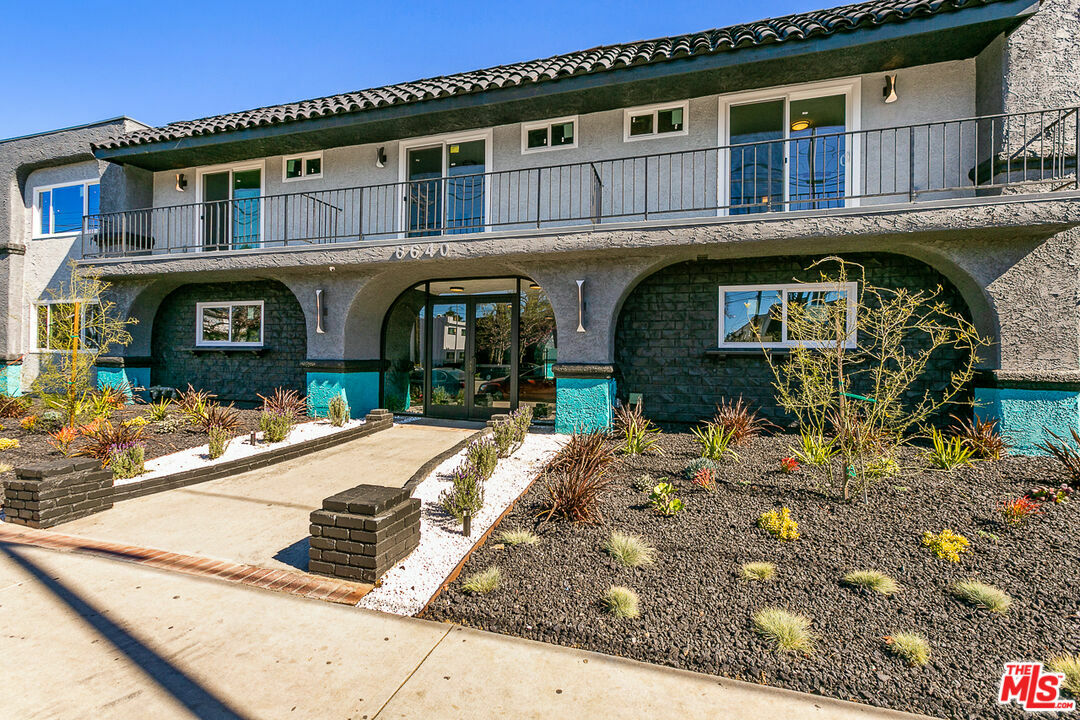 Property Photo: 6640 Woodley Ave CA 91406