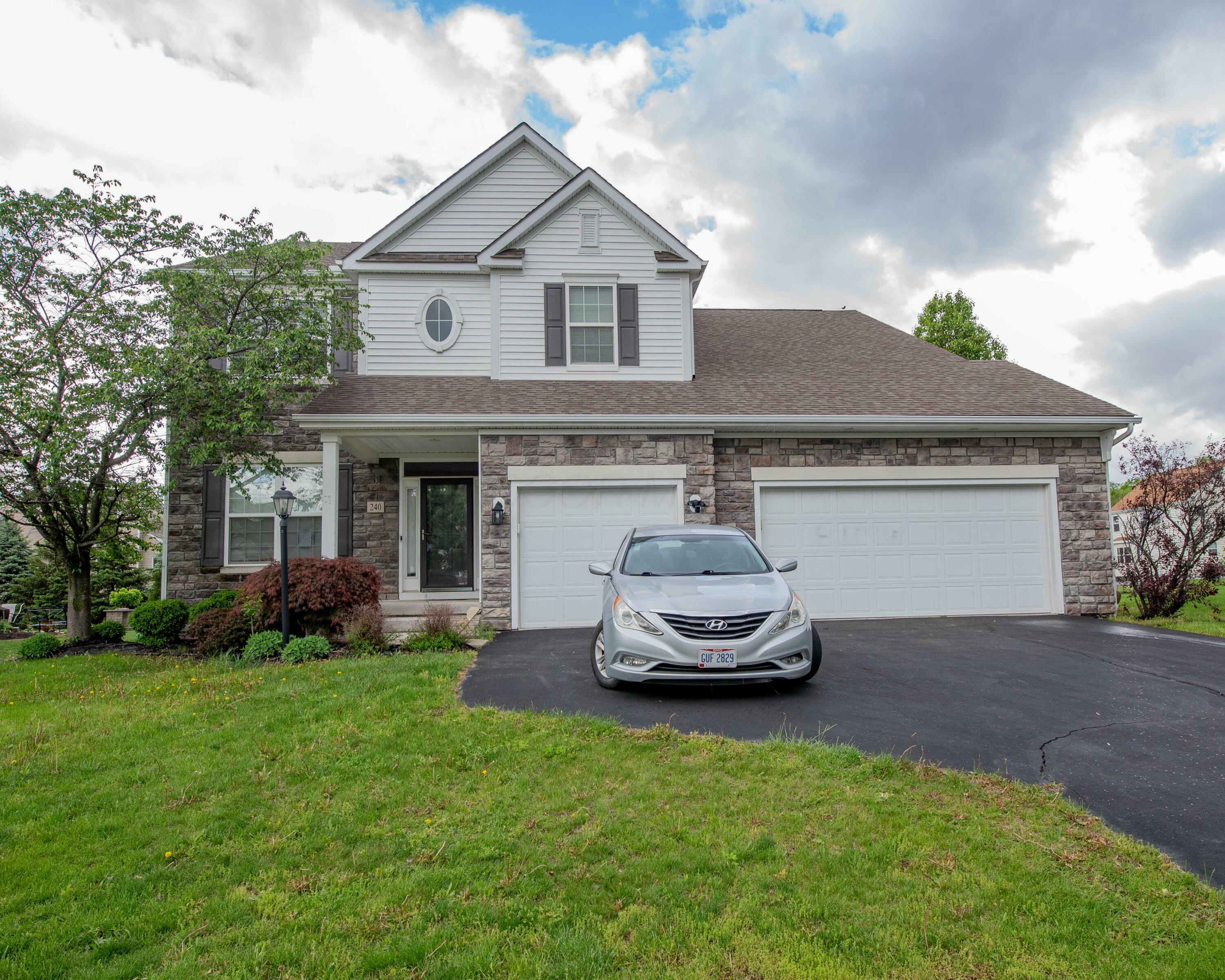 Property Photo: 240 Fox Glen E Drive OH 43147