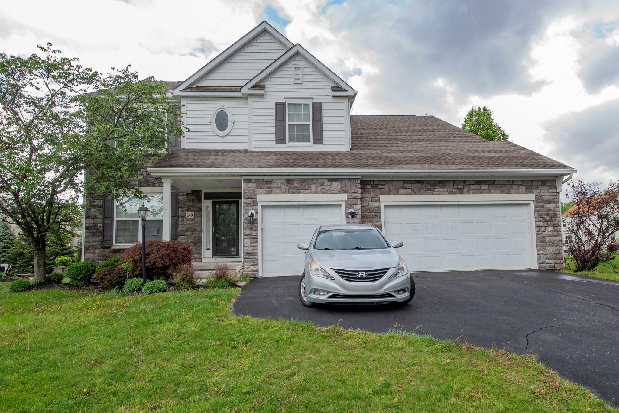 Property Photo: 240 Fox Glen E Drive OH 43147