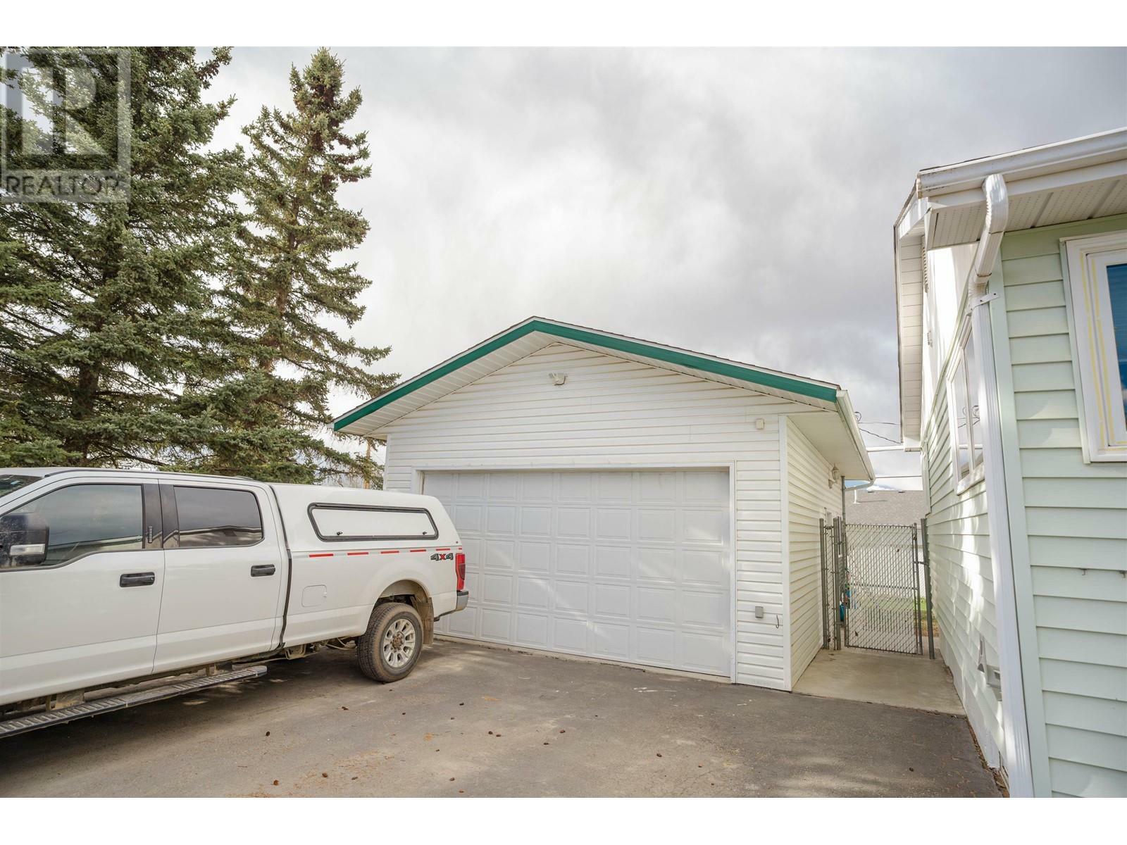 Photo de la propriété: 8912 115 Avenue BC V1J 2X7
