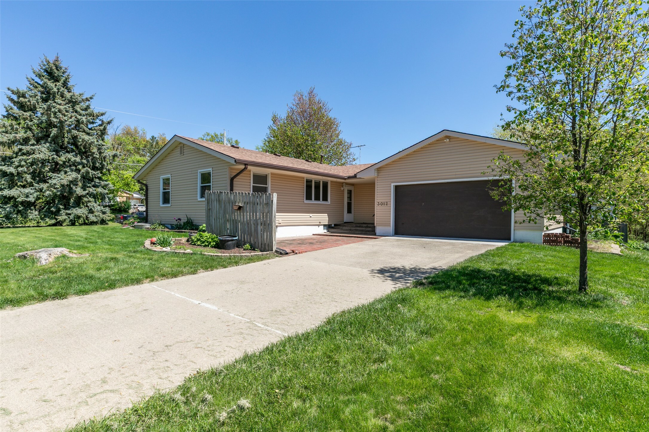Property Photo: 3012 Vine Street IA 50265