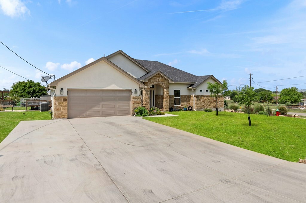 Property Photo: 177 Glenvalley Cir TX 78003