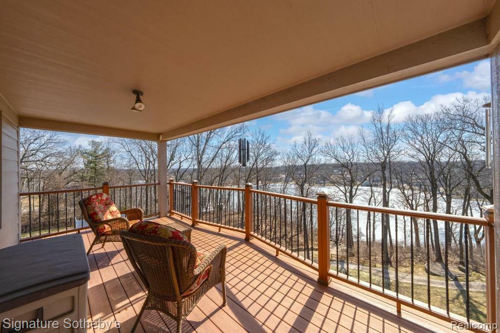 Property Photo: 5001 Forest Valley MI 48348