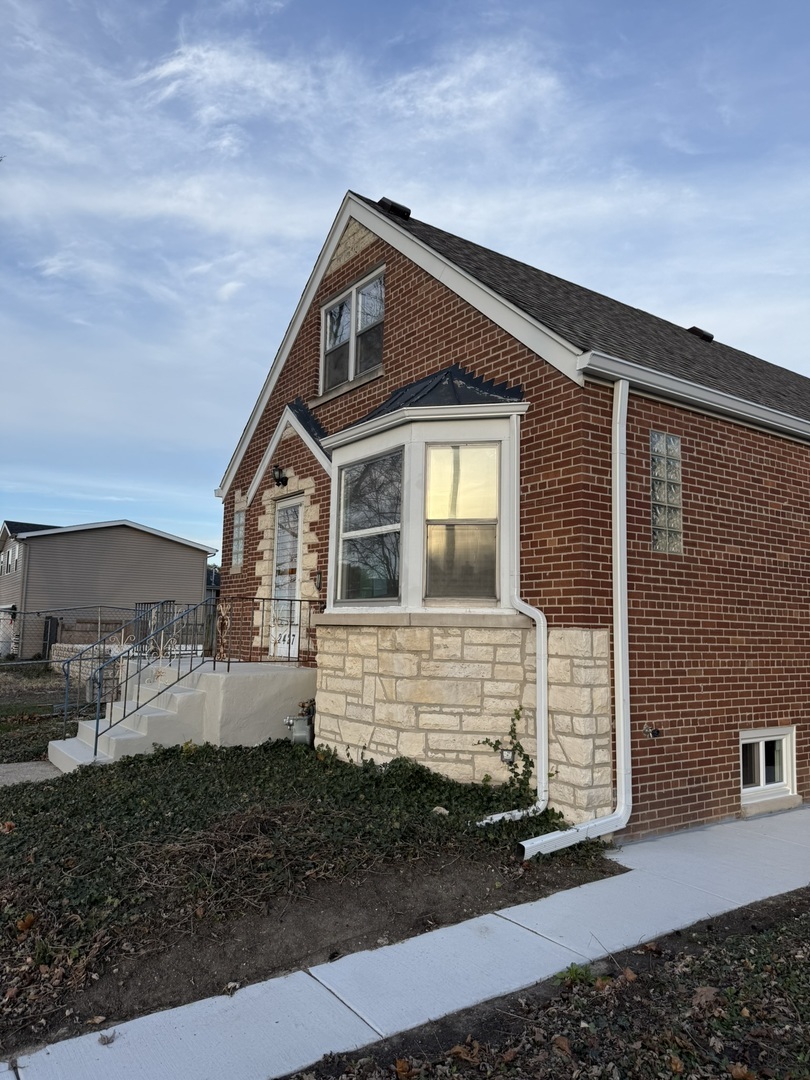 Property Photo: 2427 N Erie Street IL 60171