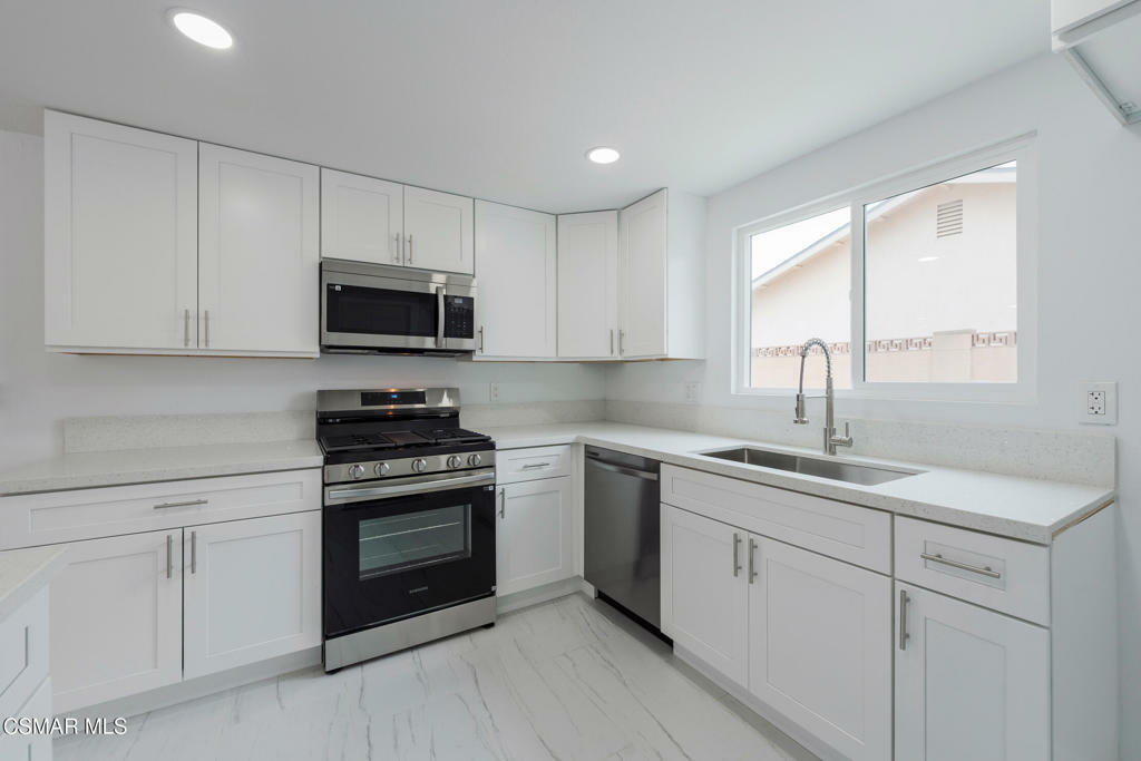 Property Photo:  1477 Dinsmore Street  CA 93065 