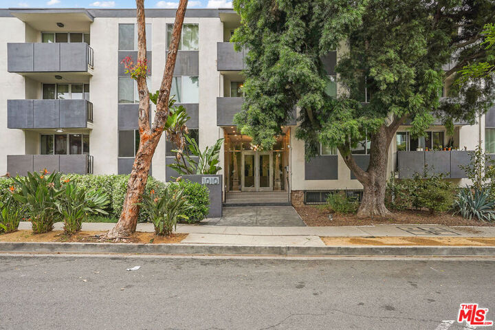 Property Photo:  1010 N Kings Road 303  CA 90069 