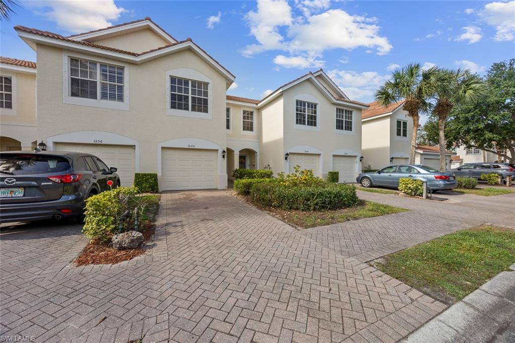 Property Photo: 1260 Oxford Ln FL 34105