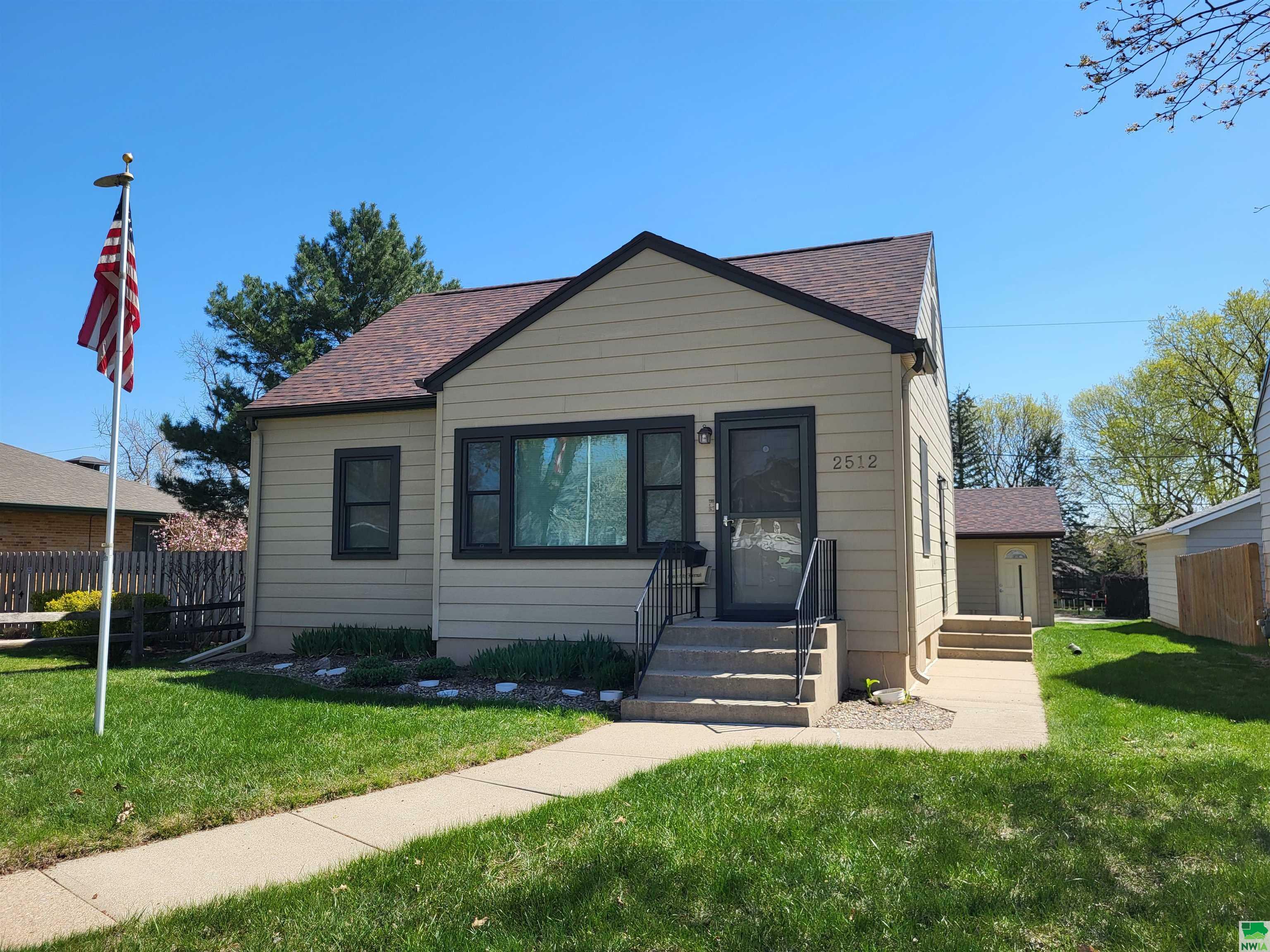 Property Photo: 2512 S Cypress St IA 51106