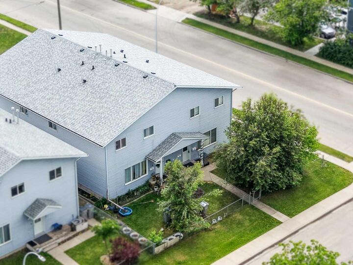 Property Photo: 10029 105 Avenue C AB T8V 1H2