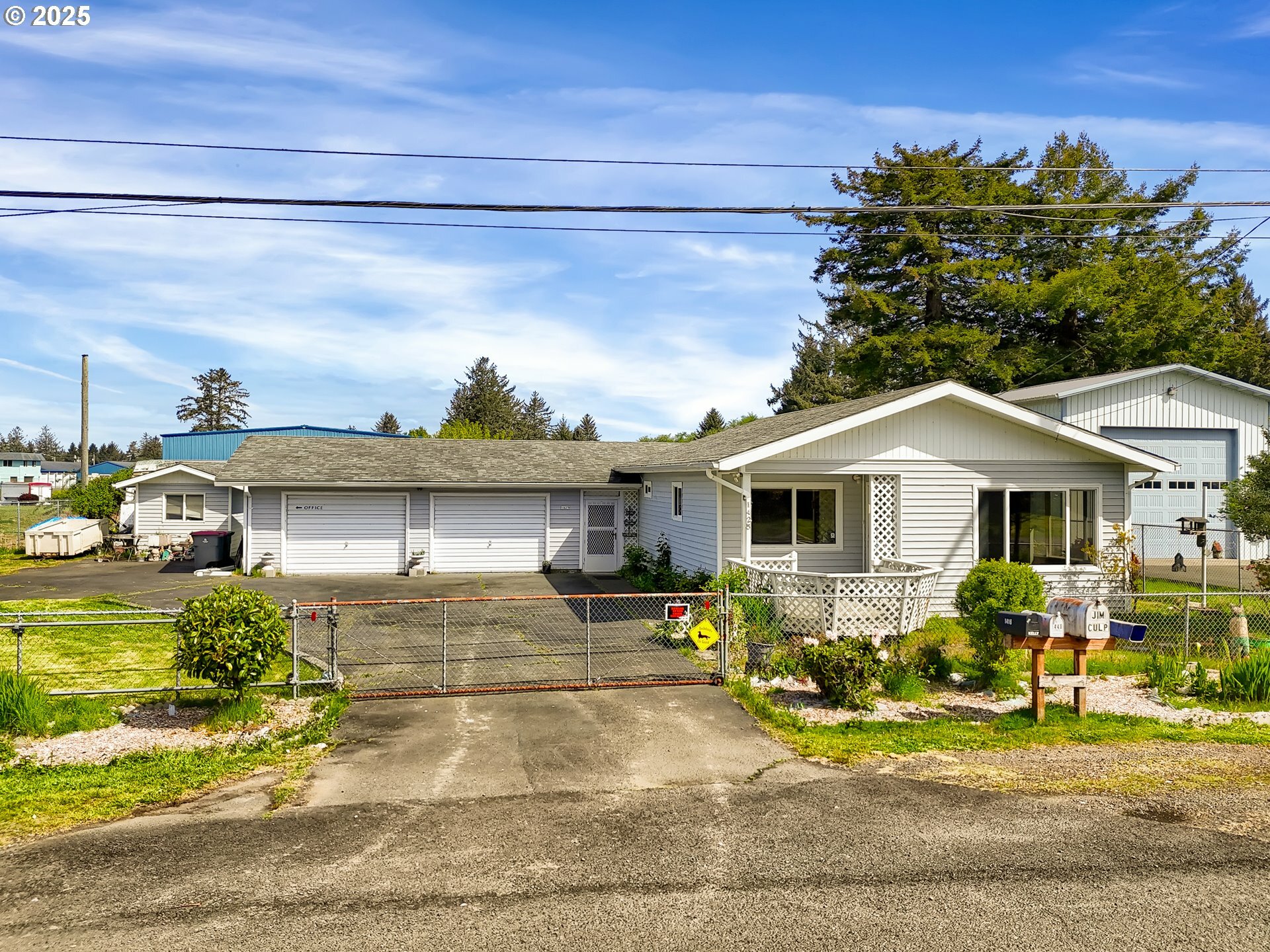 Property Photo: 1425 SE 12th Pl OR 97146