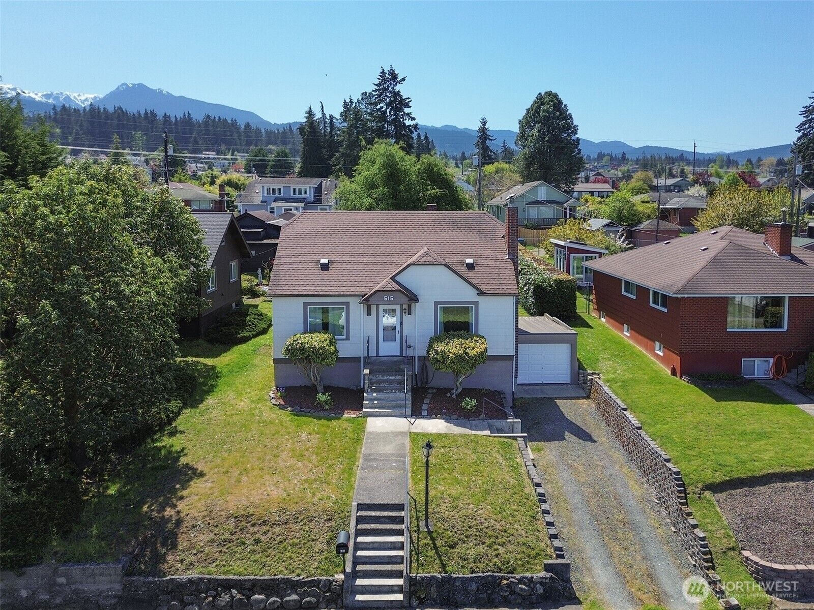 Property Photo: 616 E 10th Street WA 98362