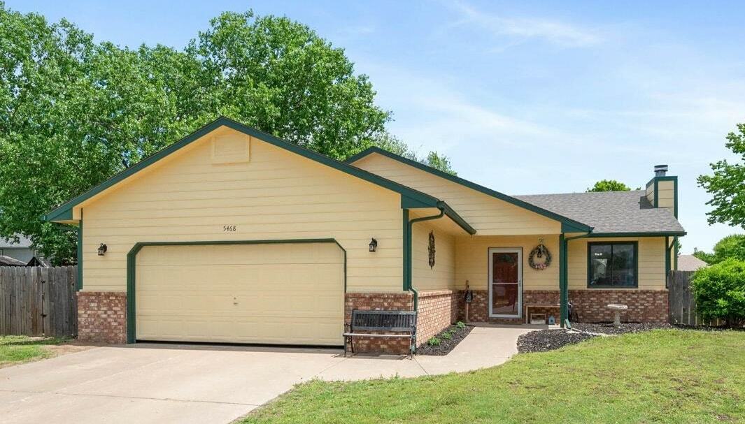 Property Photo: 5468 S Stoneborough Ct KS 67217-6506