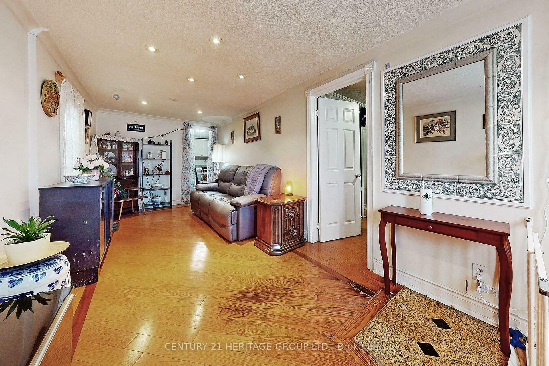 Photo de la propriété: 1045 East Avenue ON L5E 1X1