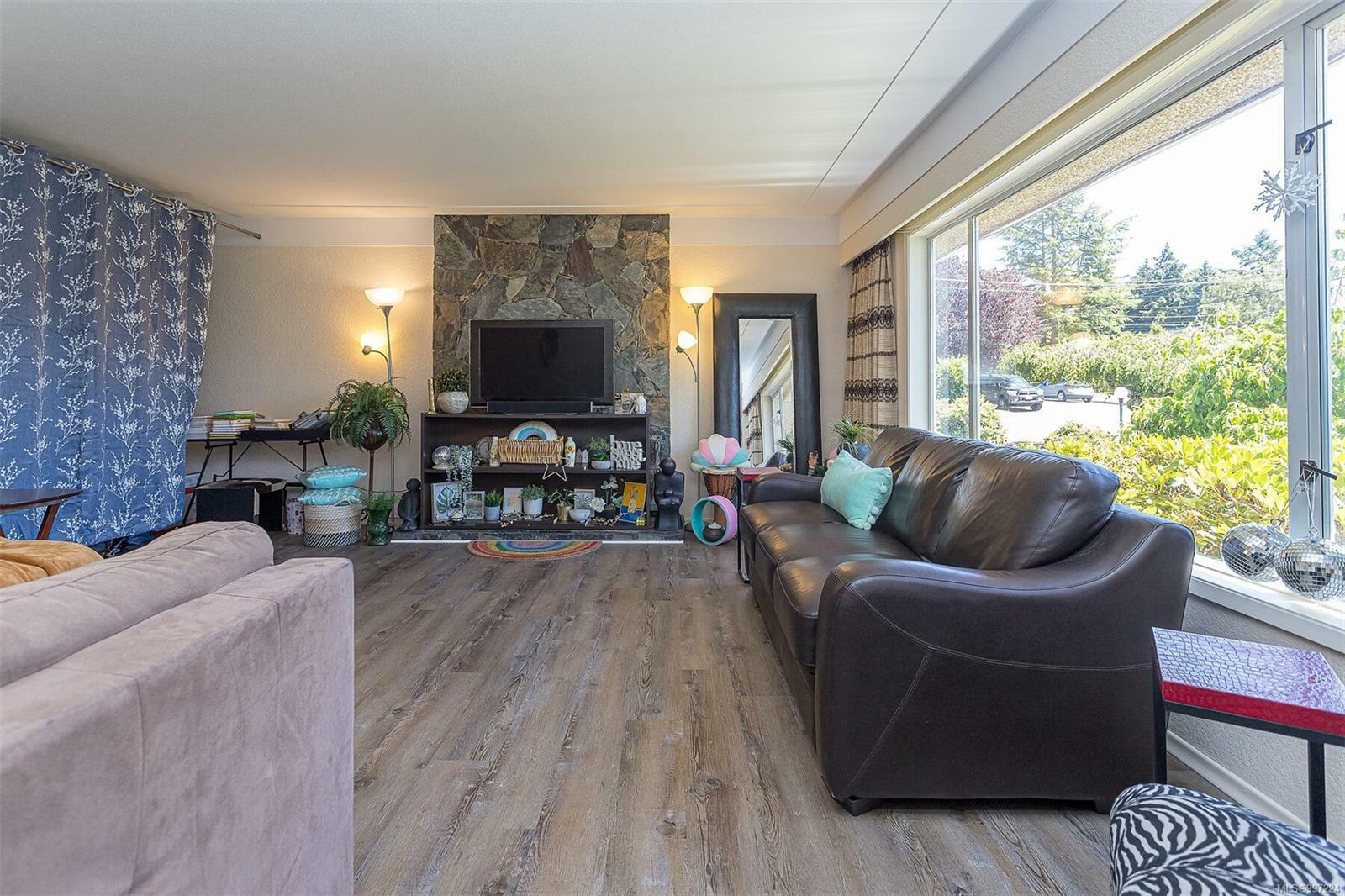 Photo de la propriété: 1760 Mortimer St BC V8P 3B1