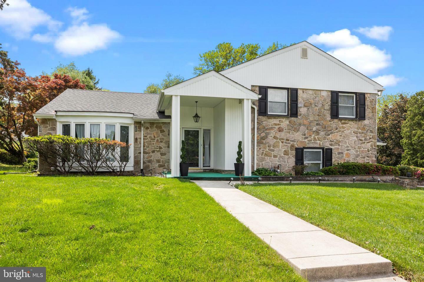Property Photo: 8404 Newbold Lane PA 19038