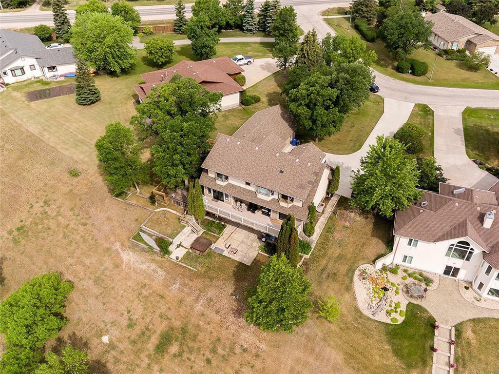 Property Photo: 11 Silverfox Place MB R2E 0G4