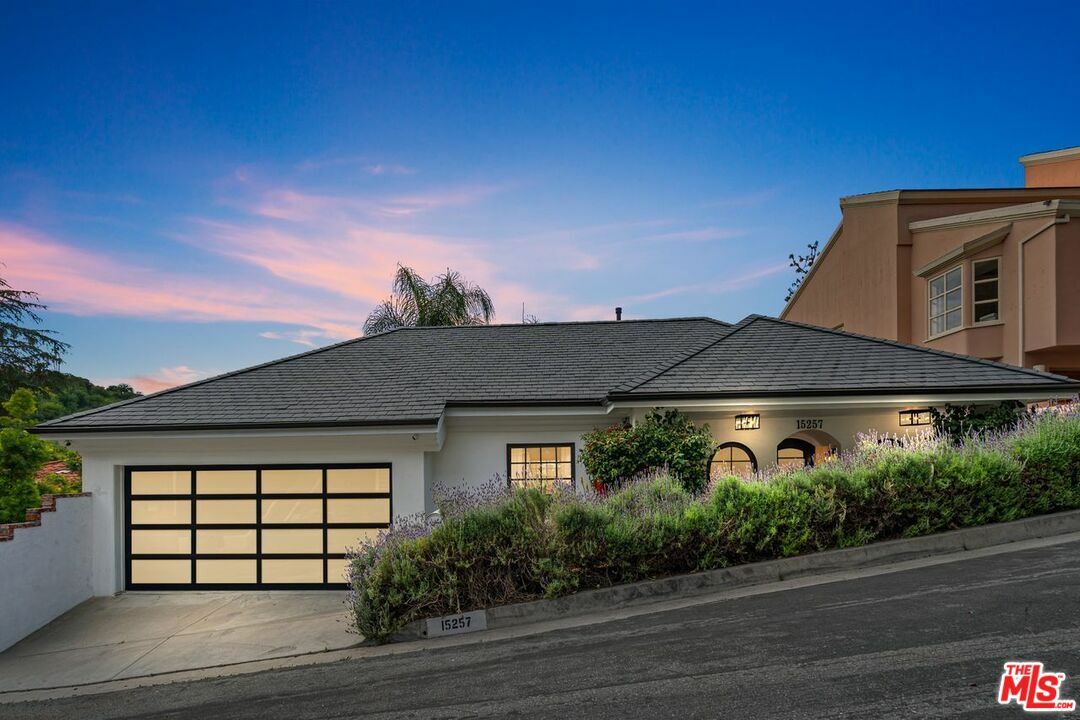 Property Photo: 15257 Encanto Dr CA 91403