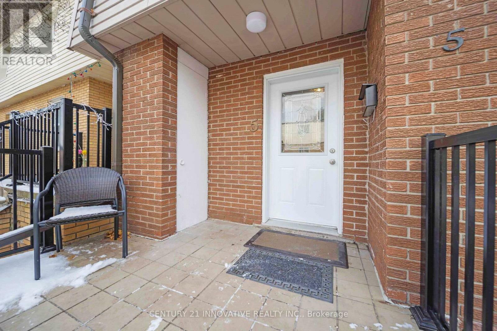 Property Photo: 3175 Kirwin Avenue 5 ON L5A 3M4