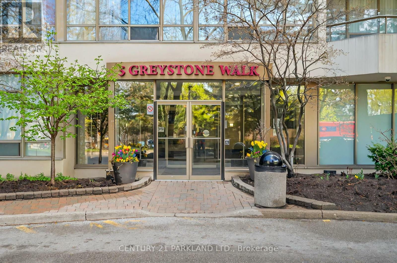 Property Photo: 5 Greystone Walk Drive 1617 ON M1K 5J5