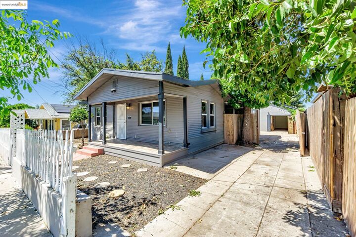 Property Photo:  1112 W 6th St  CA 94509