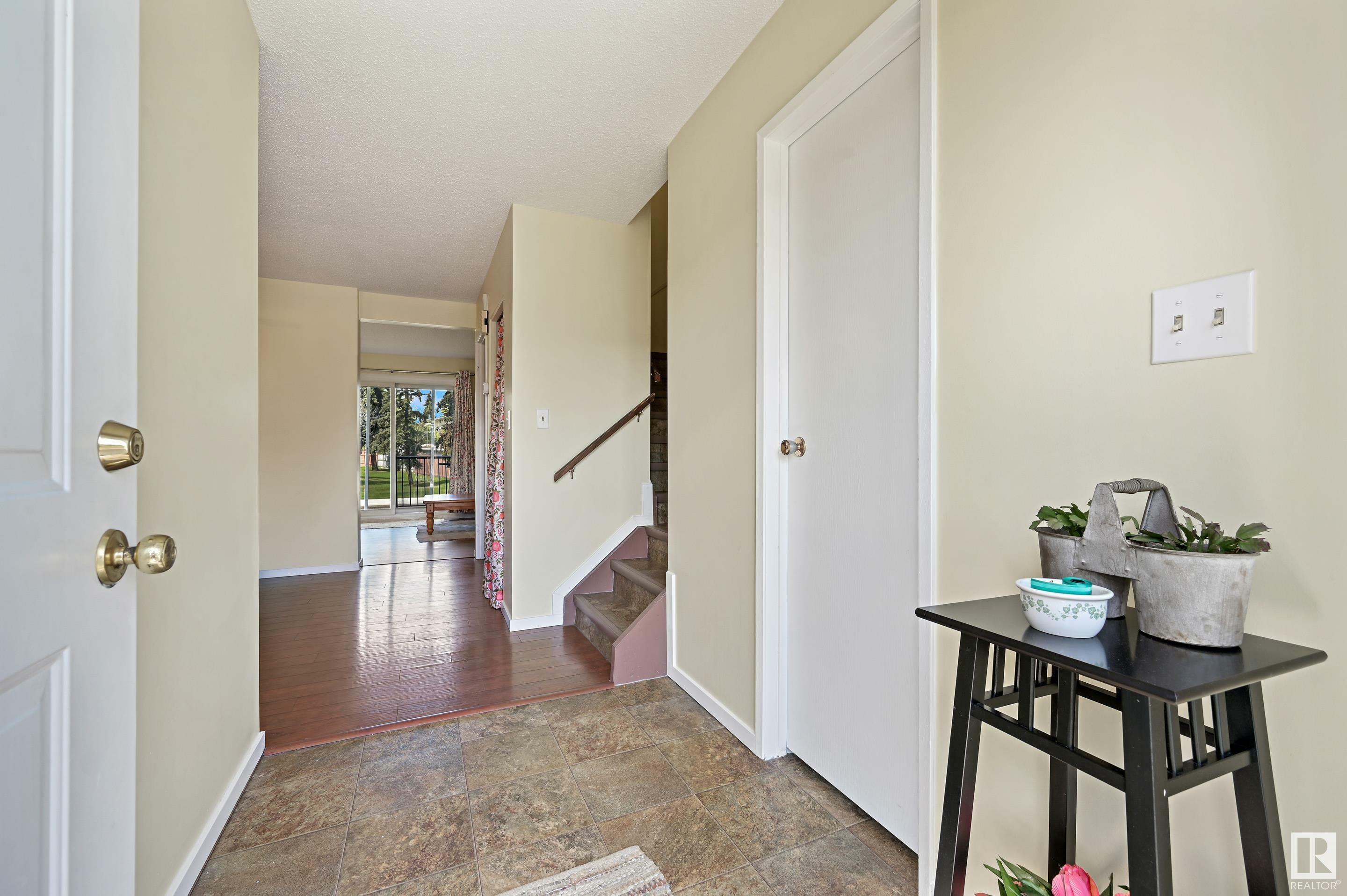Photo de la propriété: 9945 171 Avenue NW AB T5X 4X2