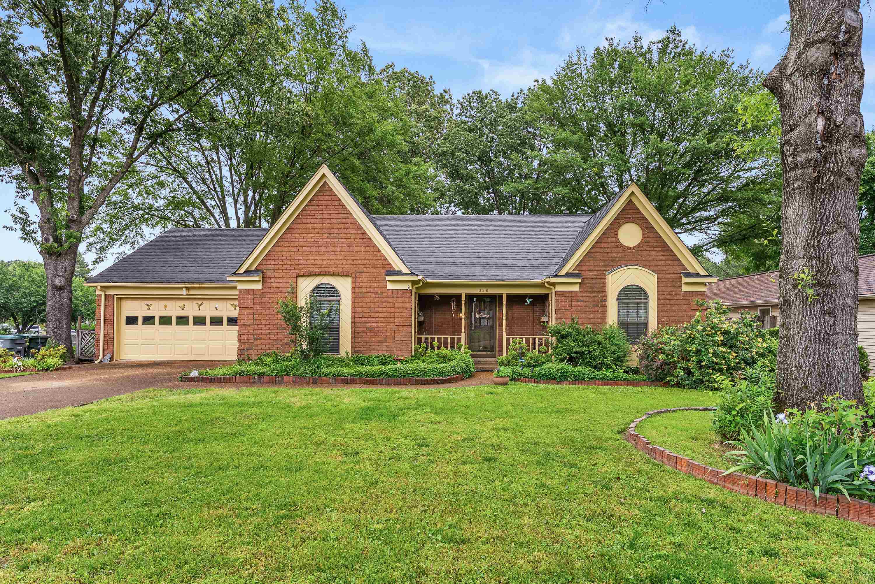 Property Photo: 520 W Regis Pl TN 38018