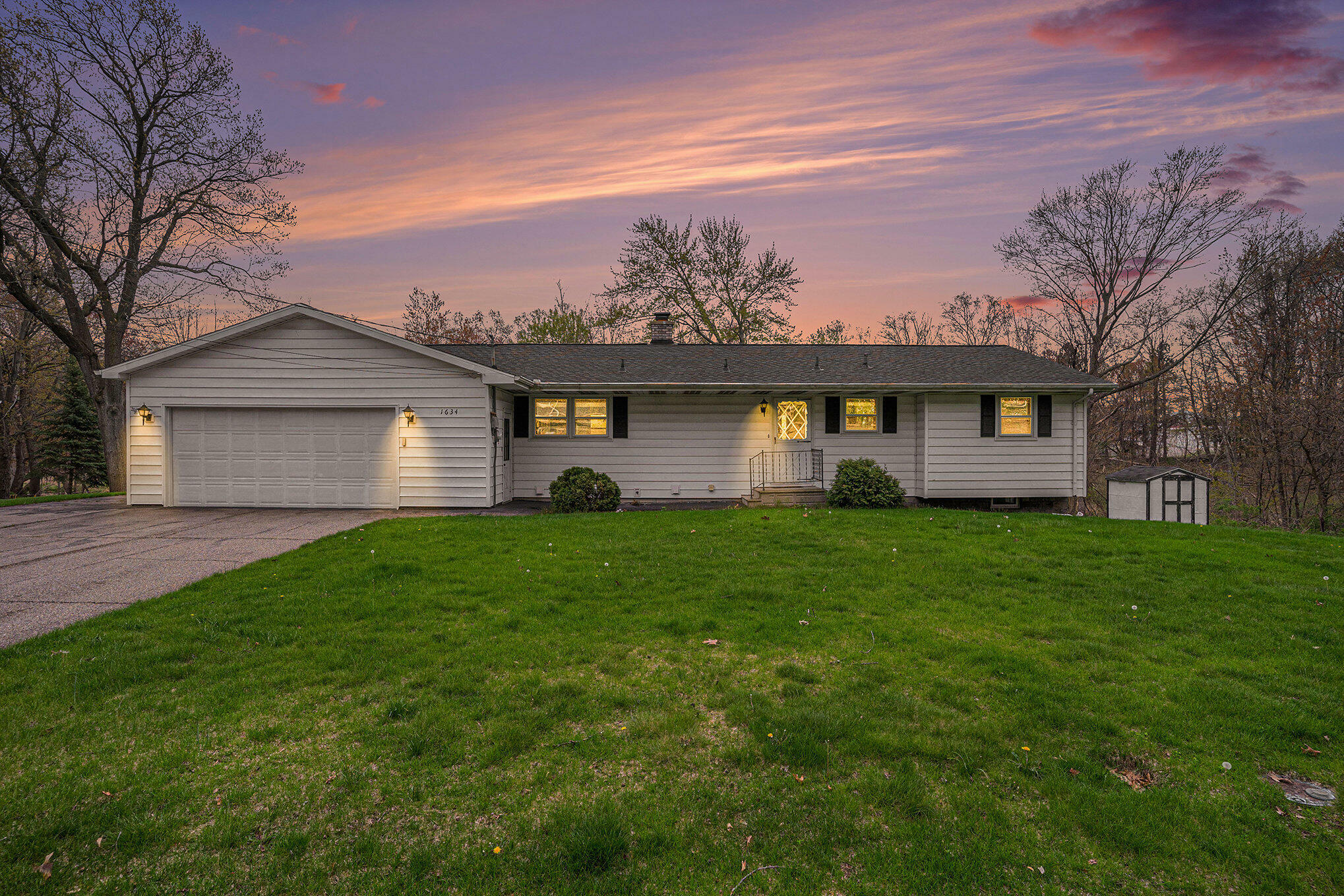Property Photo: 1634 Woodlawn Avenue MI 49417