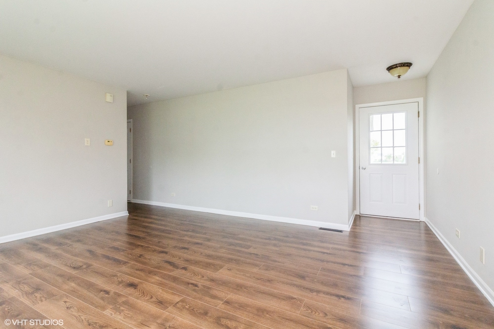 Property Photo: 913 Village Court 913 IL 60152