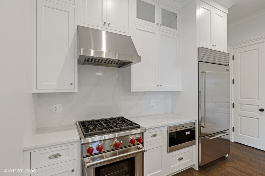 Property Photo: 1300 N Ritchie Court 1 IL 60610