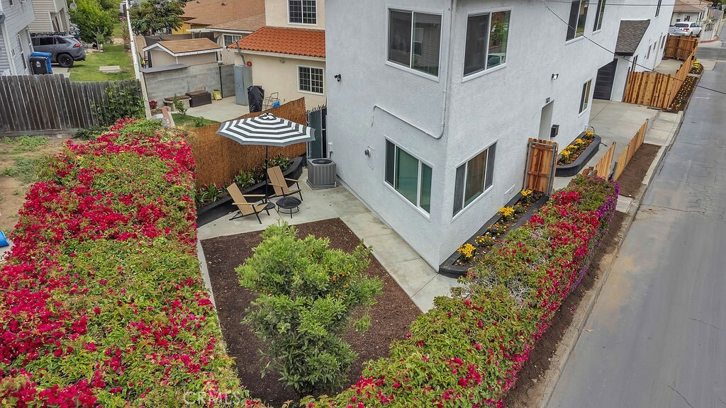 Property Photo:  1121 E Opp Street  CA 90744 