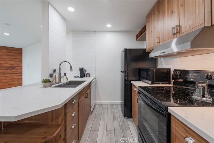 Property Photo: 660 The Village 204 CA 90277
