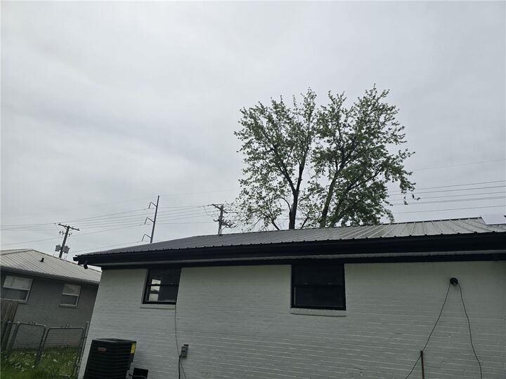 Property Photo:  105 SE 14th Street  AR 72712 