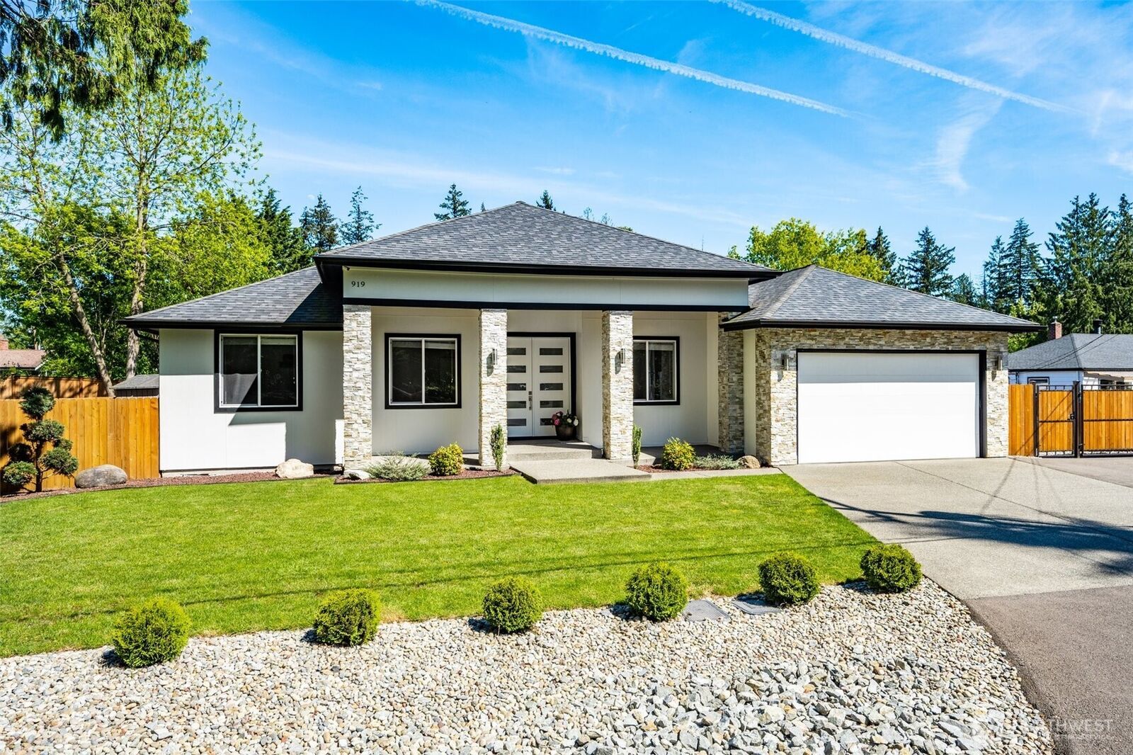 Property Photo:  919  108th Avenue E  WA 98372 