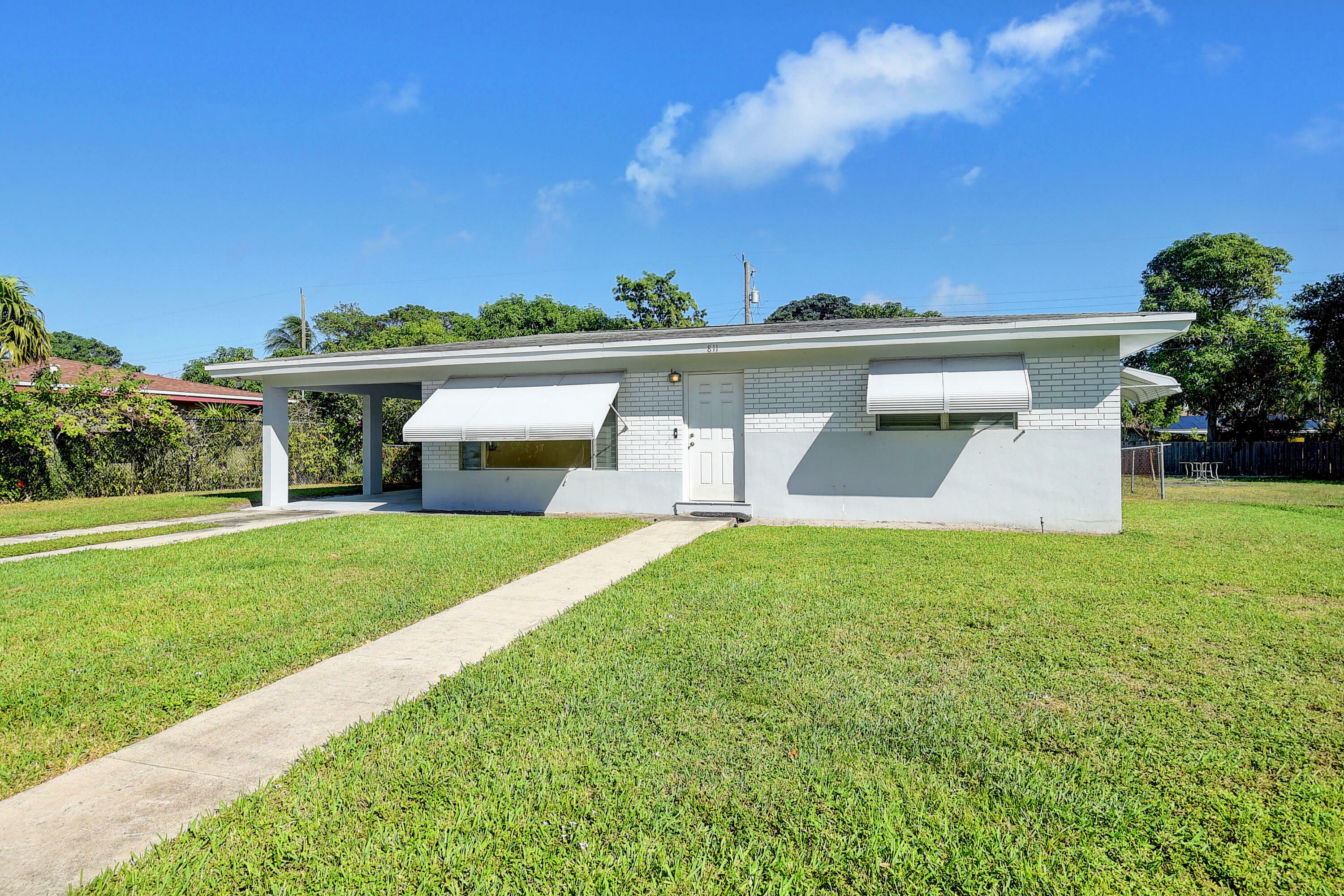 Property Photo: 811 SE 3rd Avenue FL 33483
