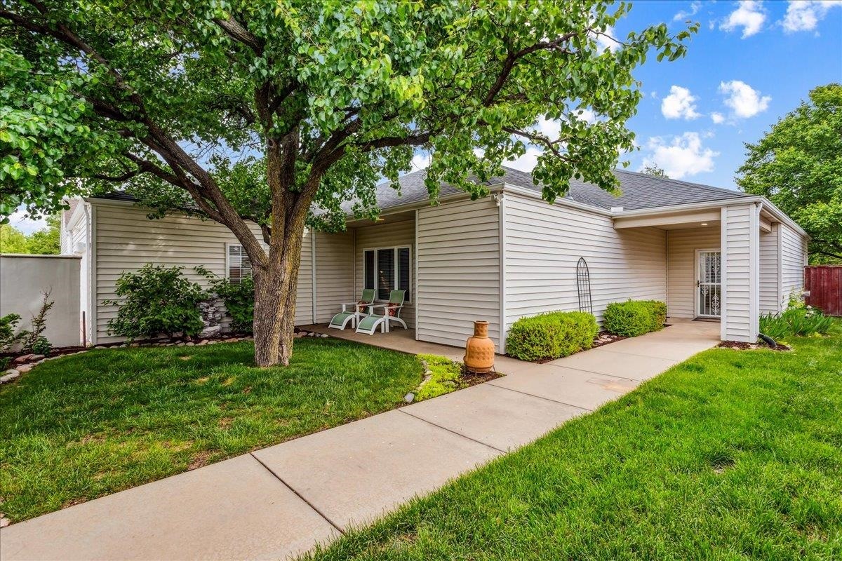 Property Photo: 822 N Glenmoor Dr KS 67206