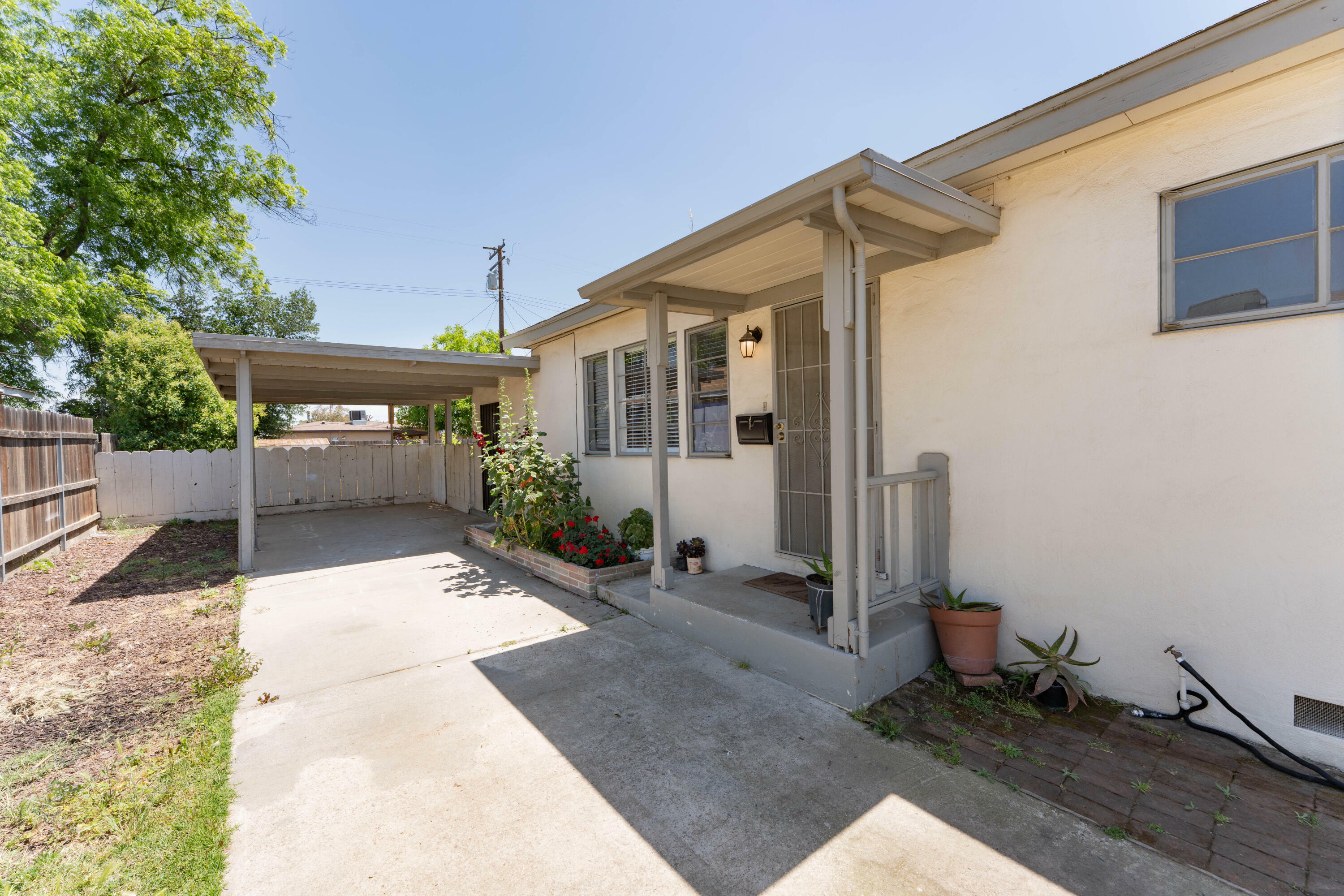 Property Photo: 908 S Santa Fe Street CA 93292