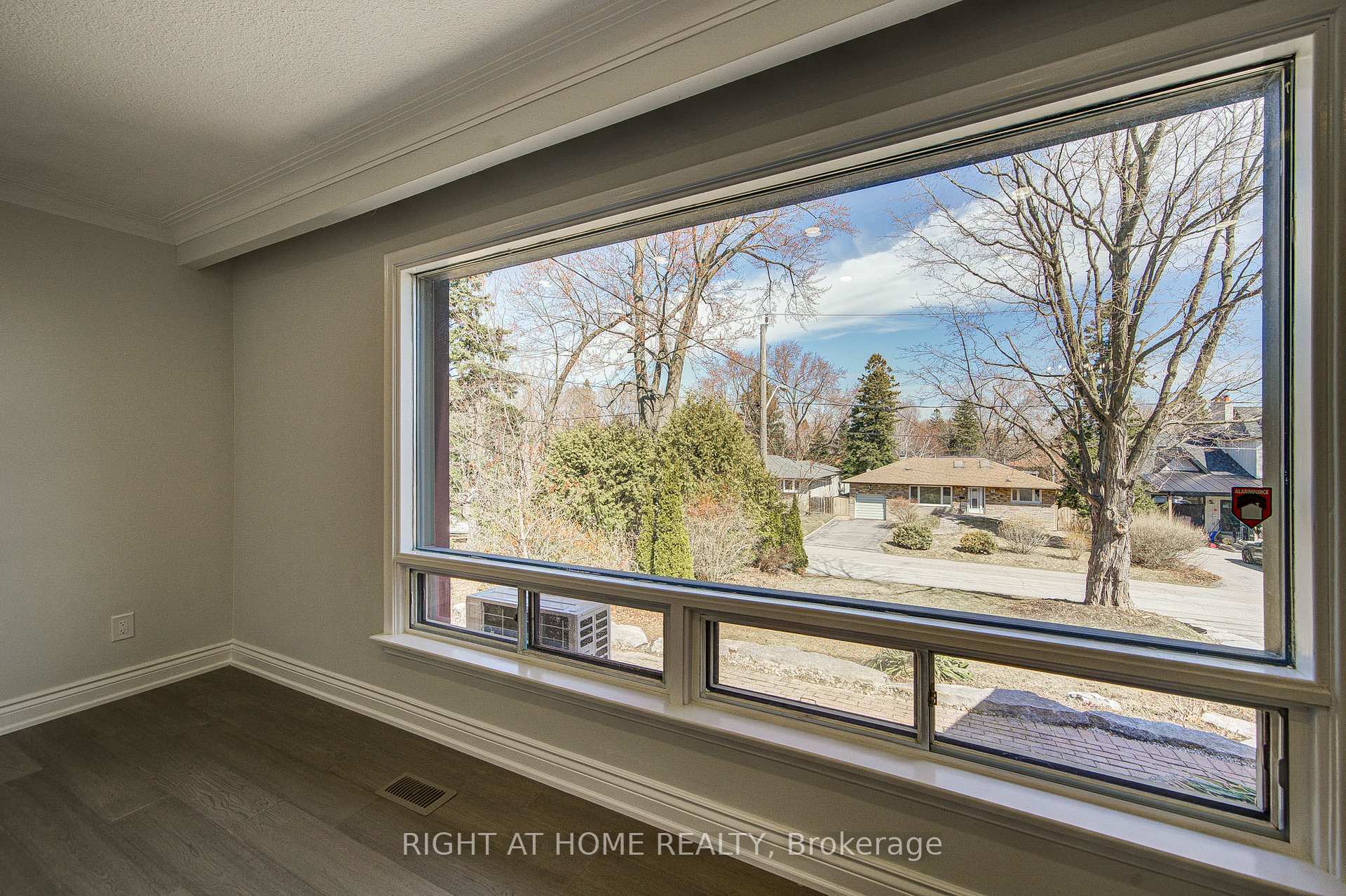 Photo de la propriété: 326 Jaybell Grove ON M1C 2X5