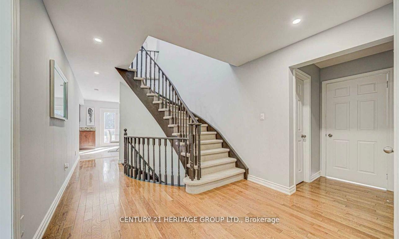 Property Photo: 27 Hammond Drive Main ON L4G 2T8