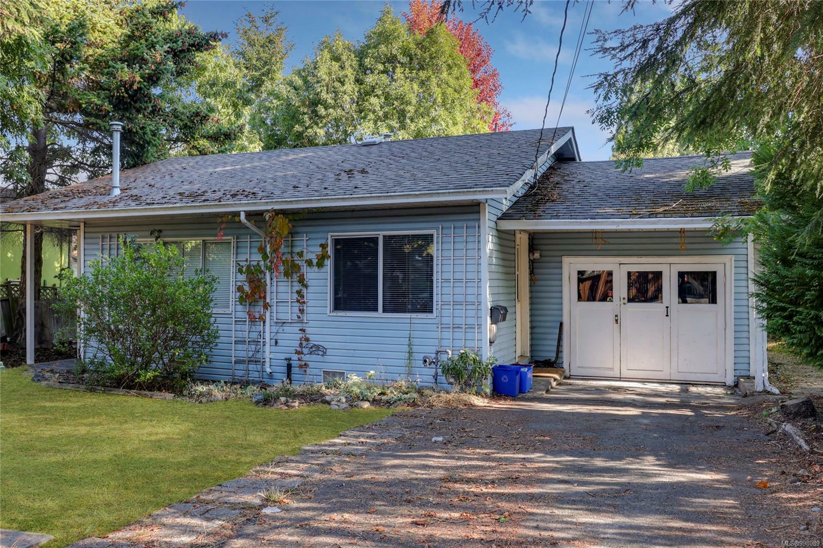 Property Photo: 3117 Blackwood St BC V8X 1C6