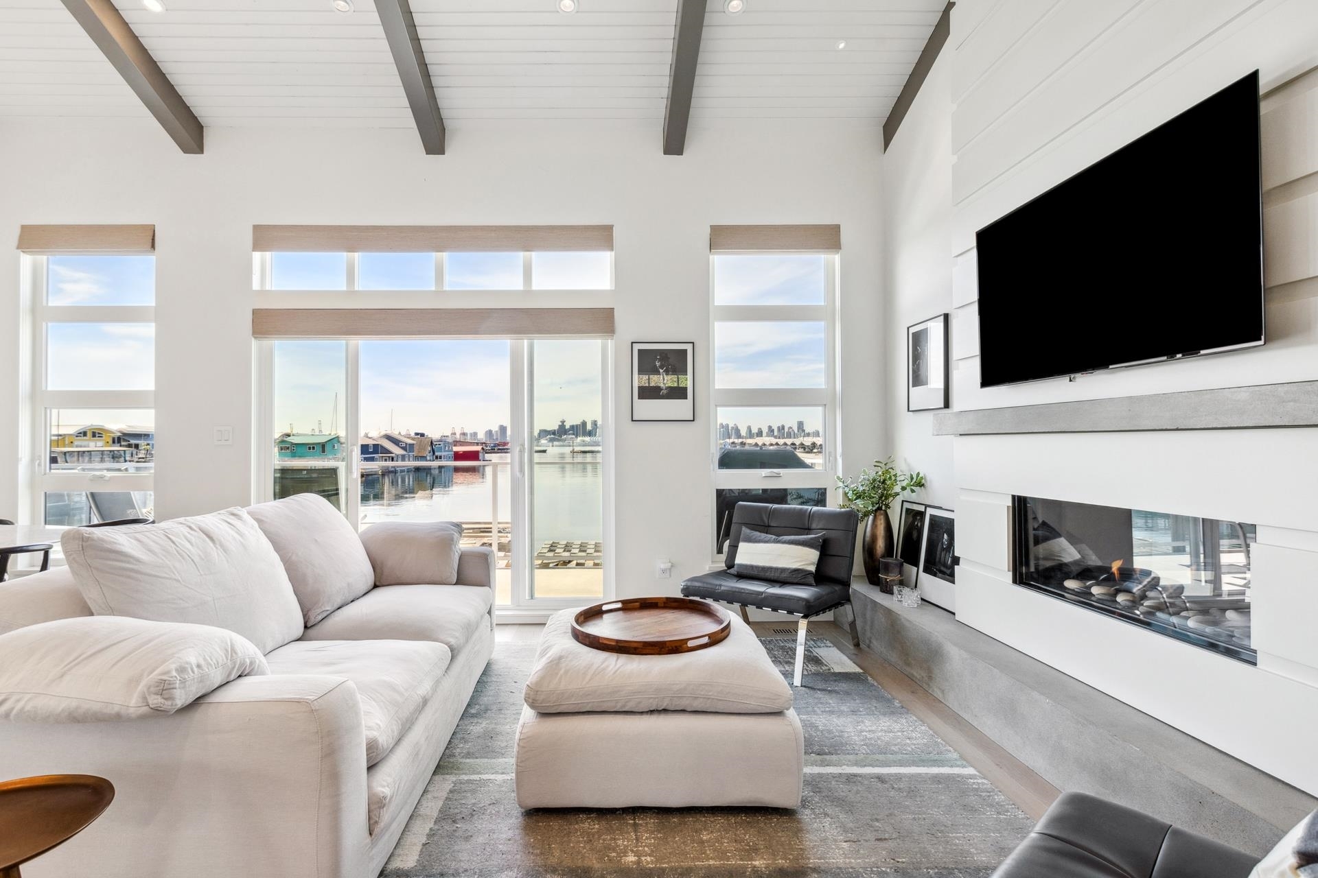 Property Photo: 415 W Esplanade 16 BC V7M 1A6