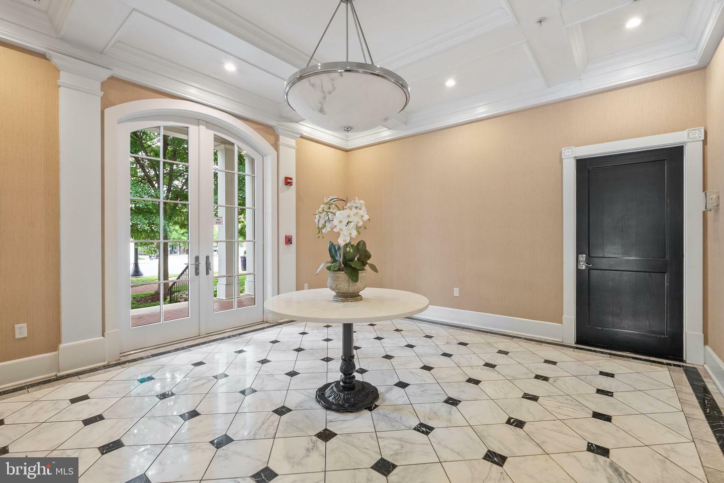Property Photo: 900 N Washington Street 304E VA 22314