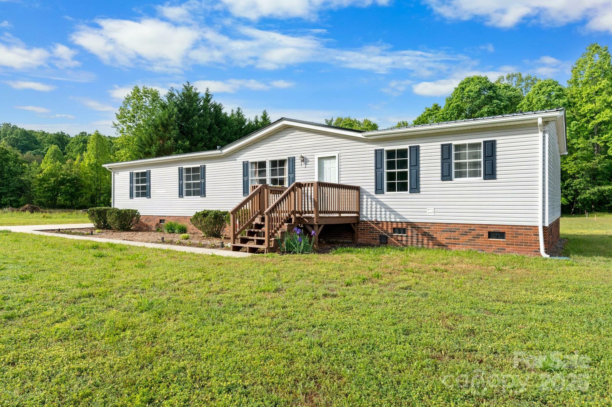 Property Photo: 2521 Melvin Propst Drive NC 28655