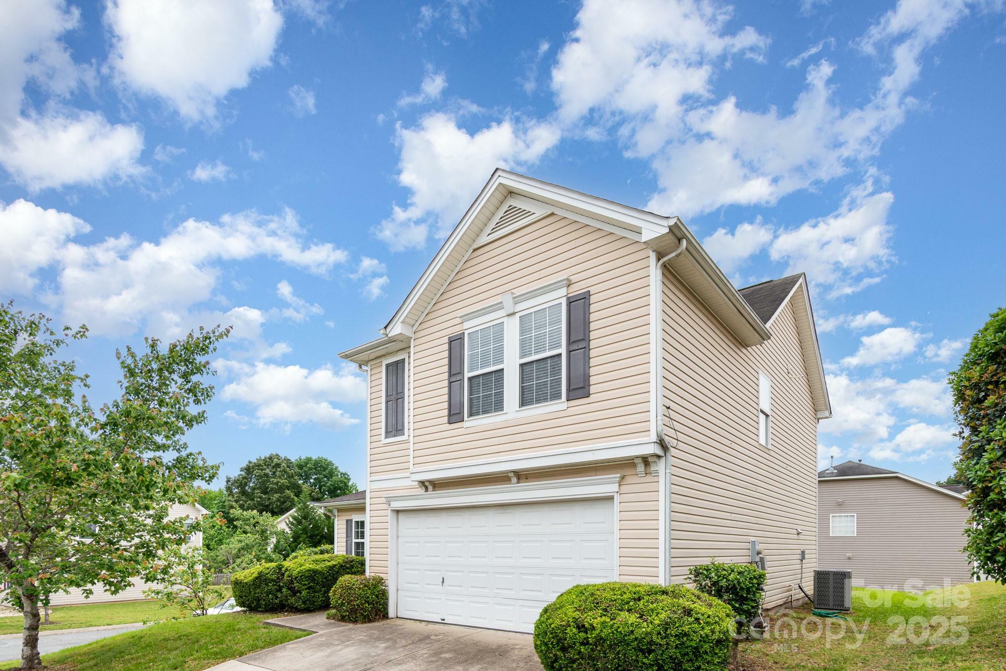 Property Photo: 13816 Riding Hill Avenue NC 28213