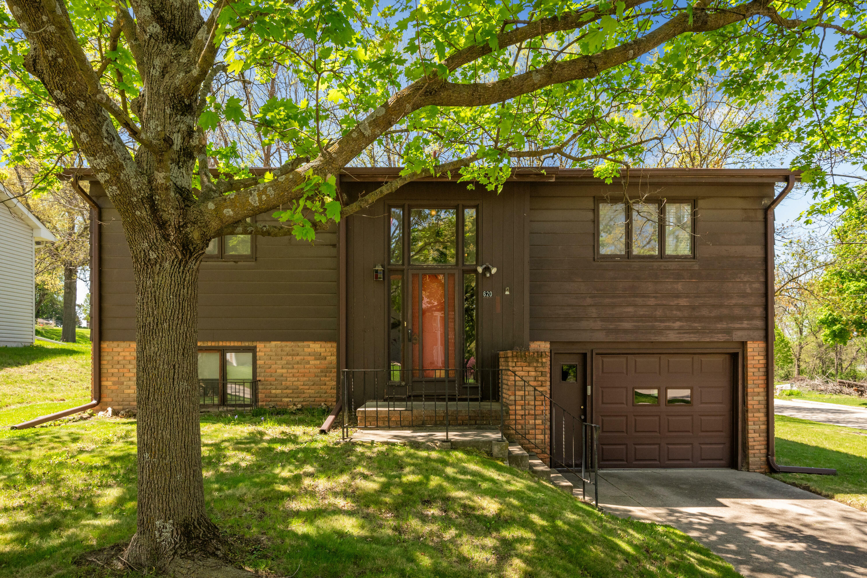 Property Photo: 620 Highview Street IA 50201