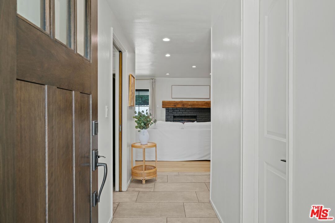 Property Photo: 6827 Bianca Ave CA 91406