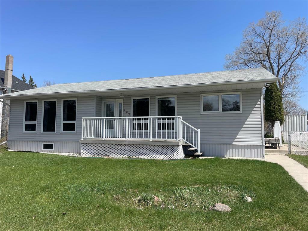 Property Photo:  207 South Chestnut Street  MB R0J 1Z0 