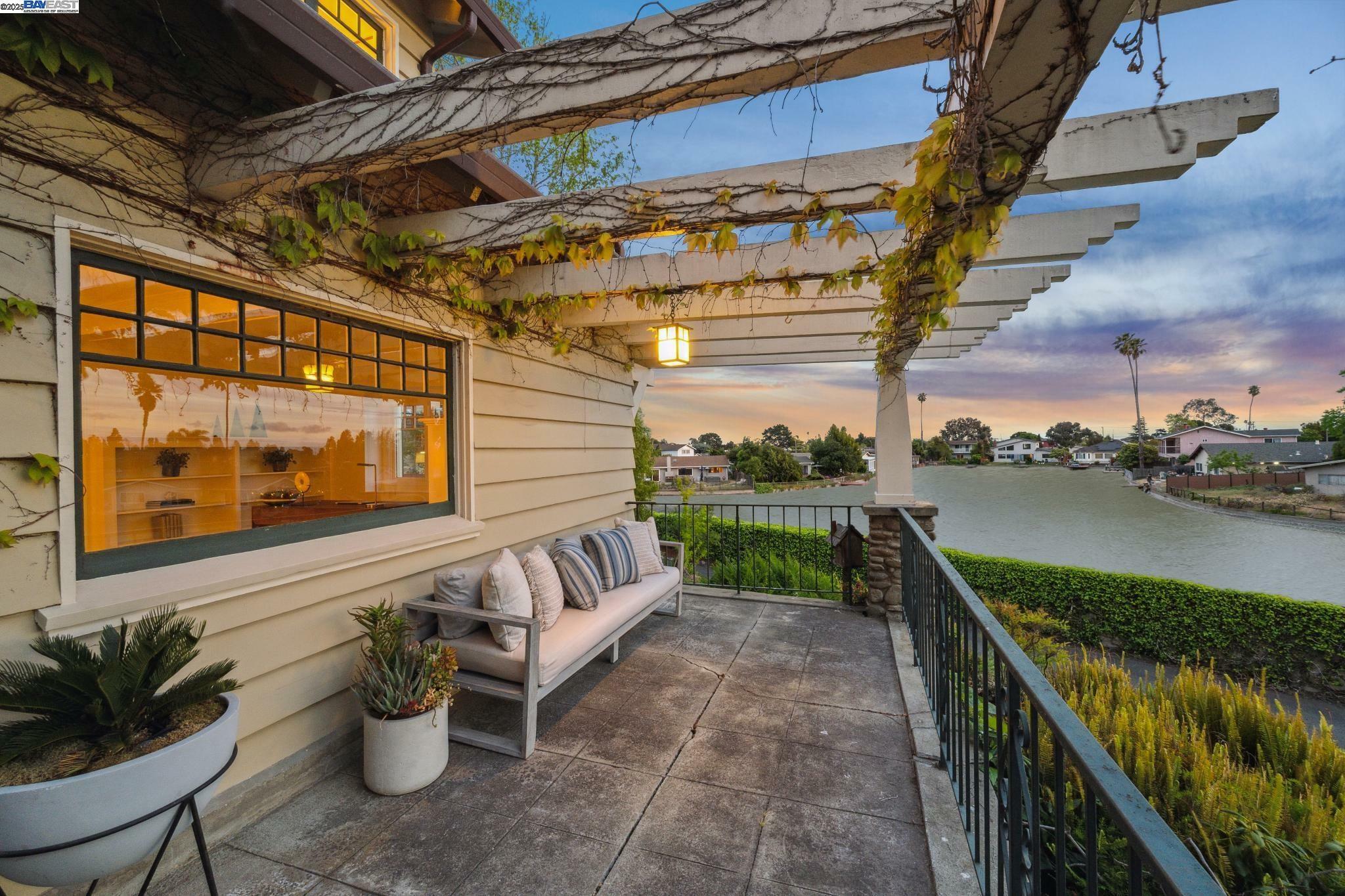 Property Photo: 1100 Bay Street CA 94501