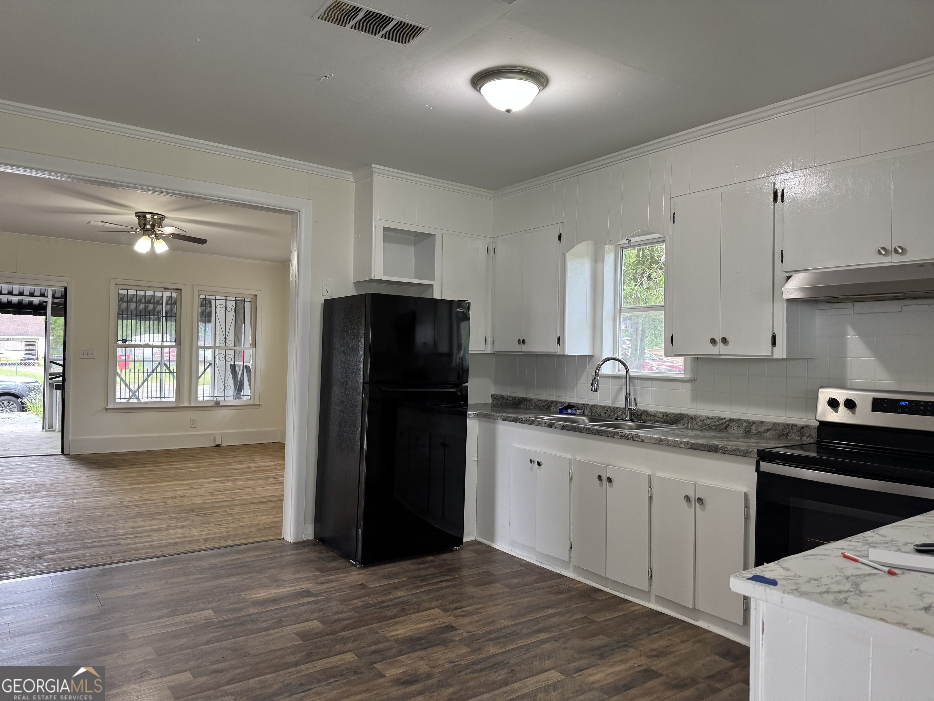 Property Photo: 859 Charlotte Street GA 31211
