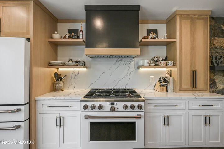 Property Photo:  21 Woods Avenue  CT 06831 